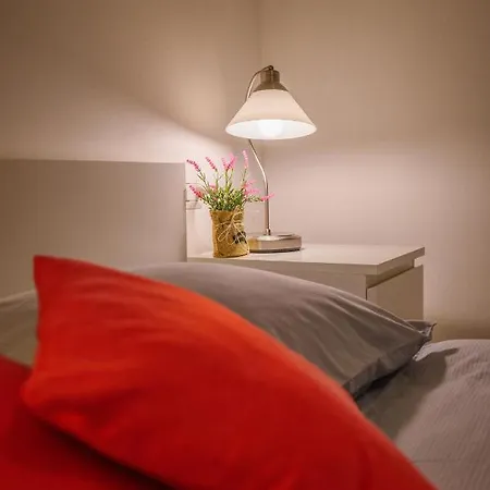 Girasole Casa Rossa A מלון דירות 3*